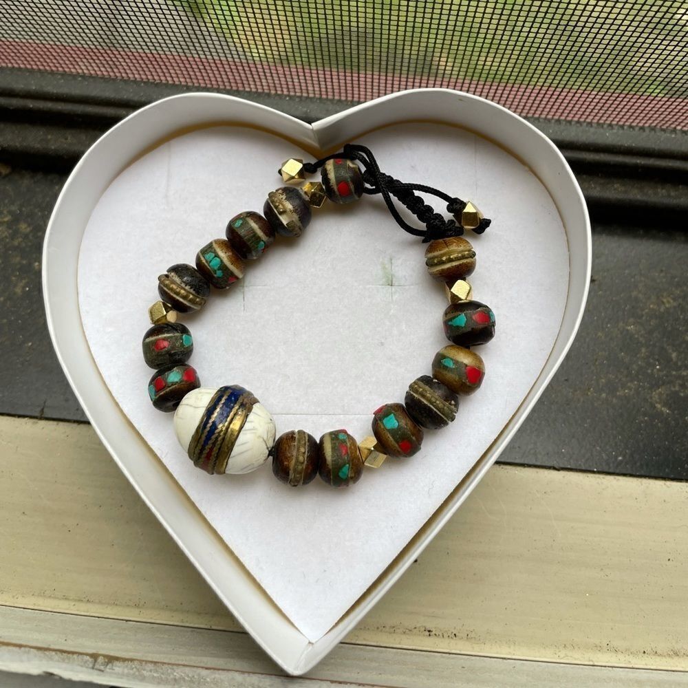 ✨HP✨Gorgeous beaded bracelet with a string